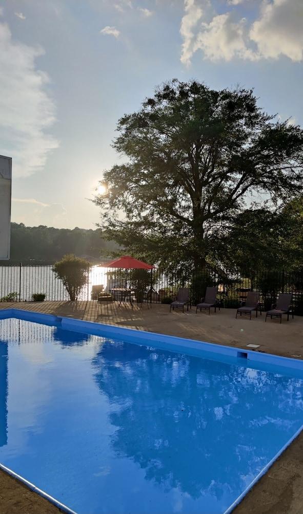 Lake View Inn & Suites Killen Екстер'єр фото