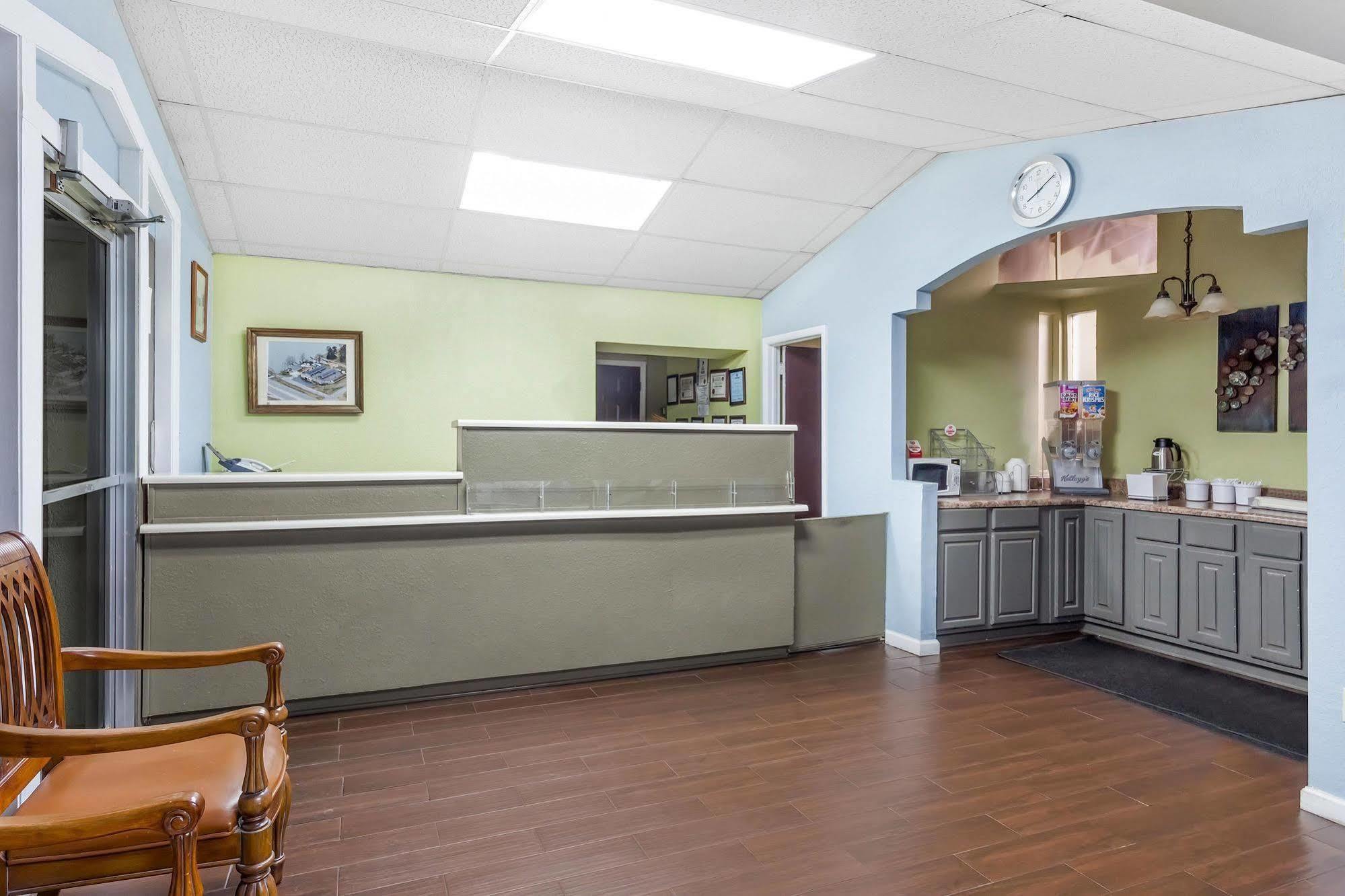 Lake View Inn & Suites Killen Екстер'єр фото