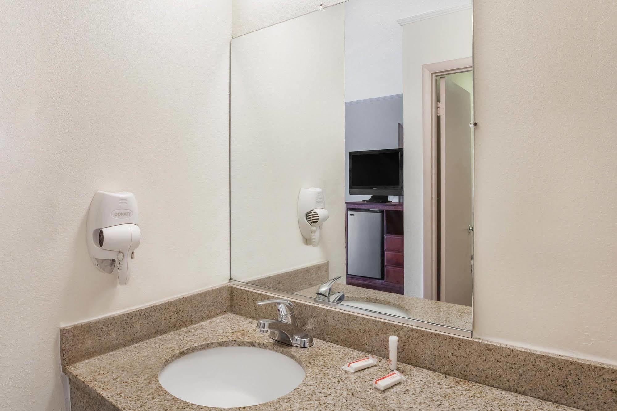 Lake View Inn & Suites Killen Екстер'єр фото
