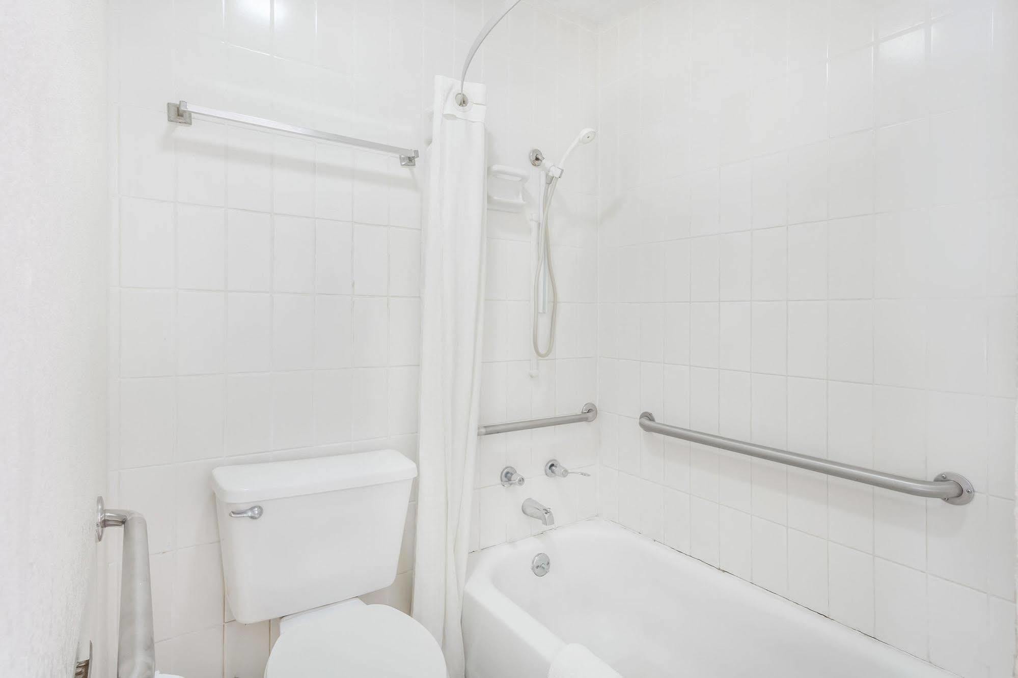 Lake View Inn & Suites Killen Екстер'єр фото