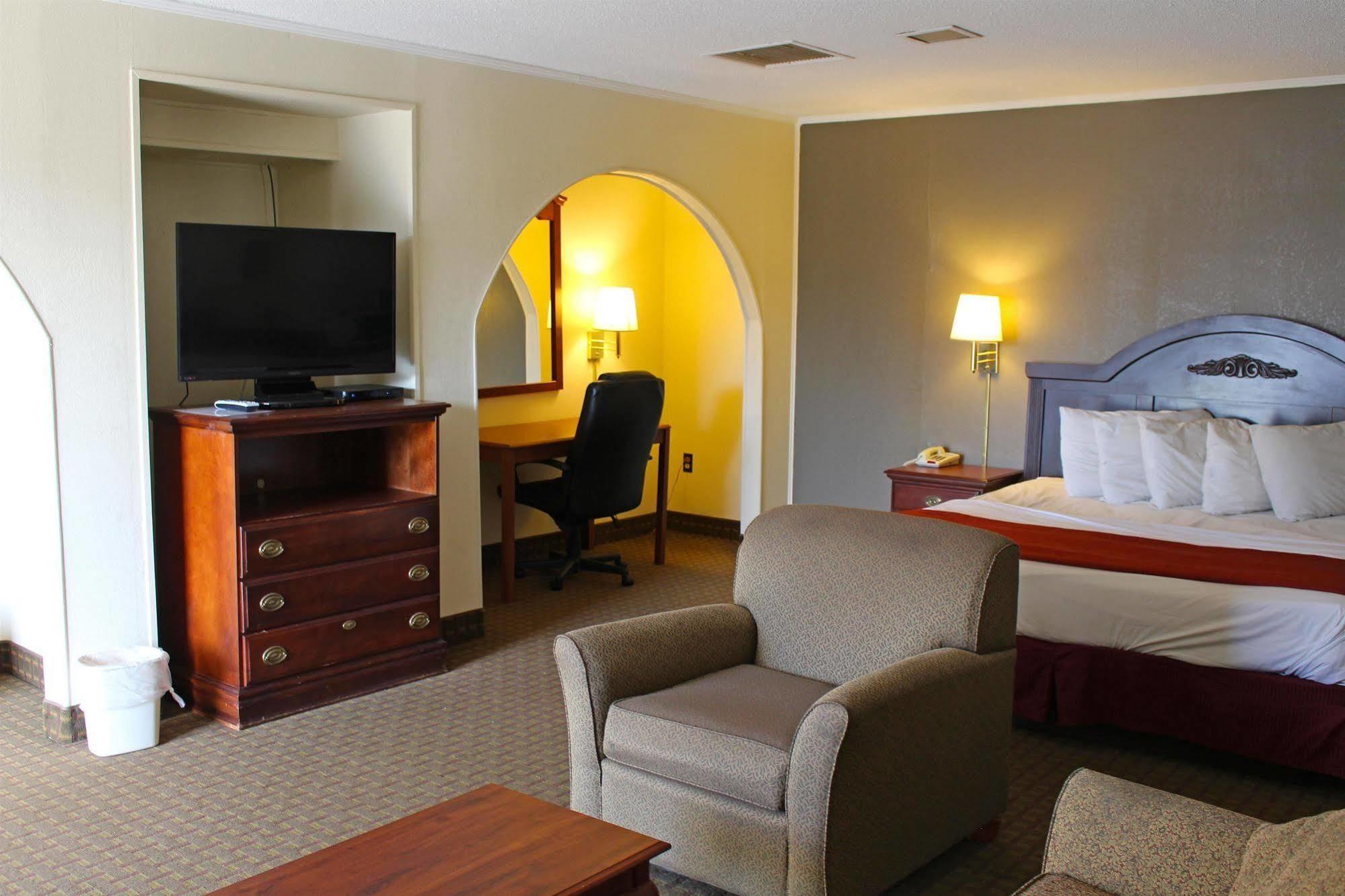 Lake View Inn & Suites Killen Екстер'єр фото
